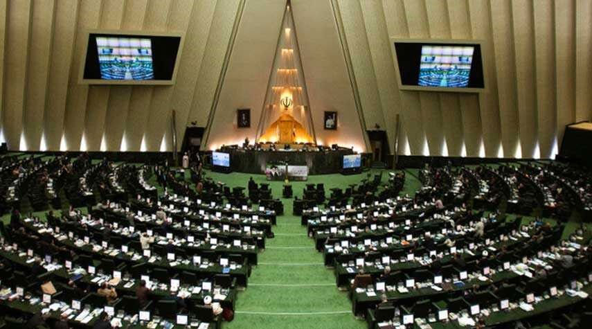 البرلمان الايراني يصادق على قرار لزيادة تخزين اليورانيوم المخصب