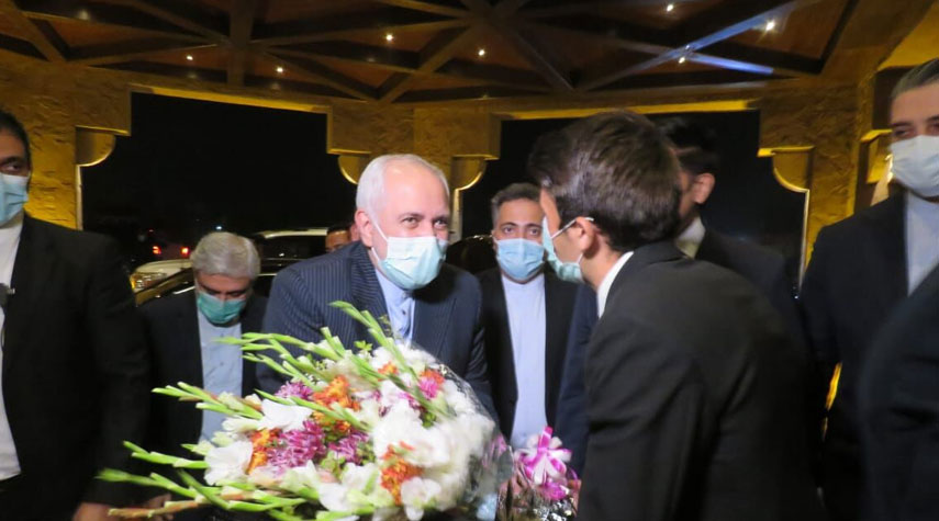 ظريف يصل الى اسلام آباد في زيارة رسمية