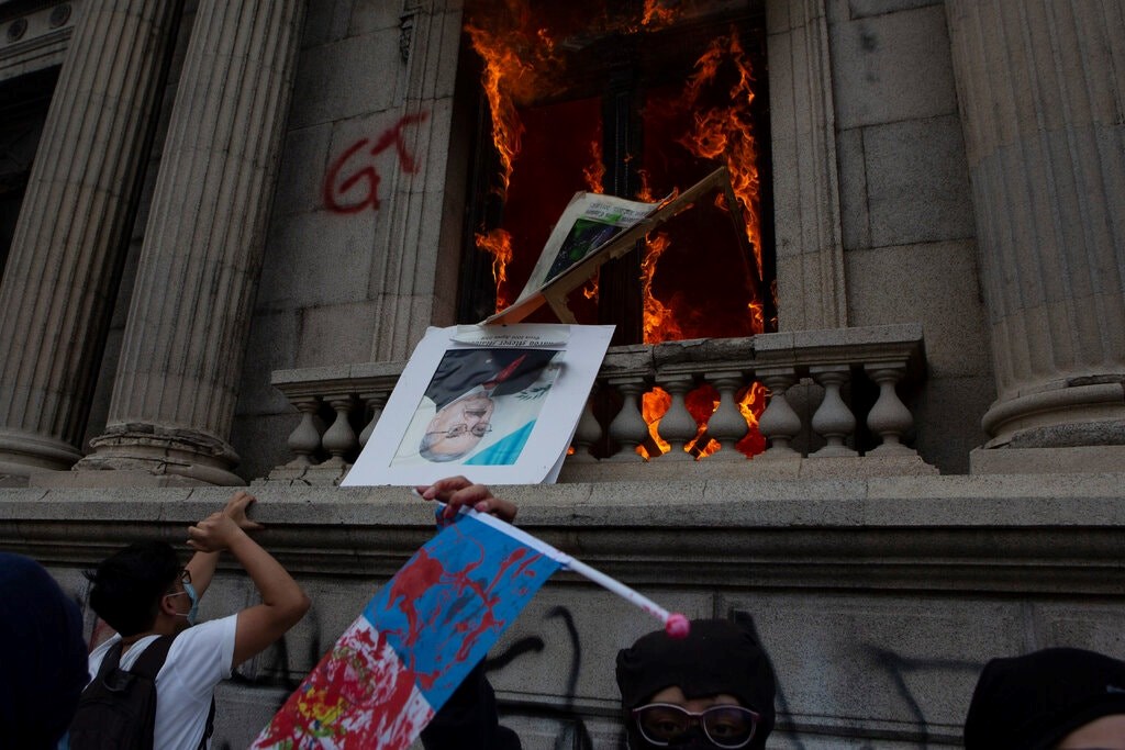 غواتيمالا .. محتجون يضرمون النيران في البرلمان