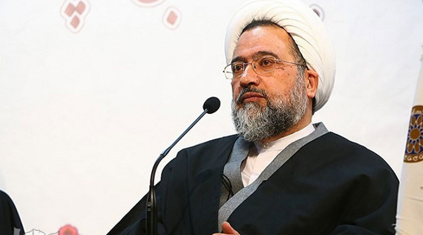 رجل دين إيراني يطلب من البابا إدانة الإساءة إلى رسول الله (ص)