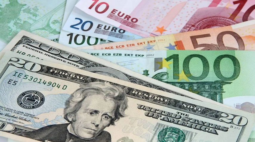 الدولار يتراجع بفعل التقدم في تطوير لقاح كورونا