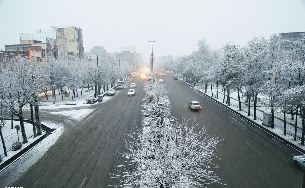 بالصور: مدينة أردبيل تكتسي حلة بيضاء 
