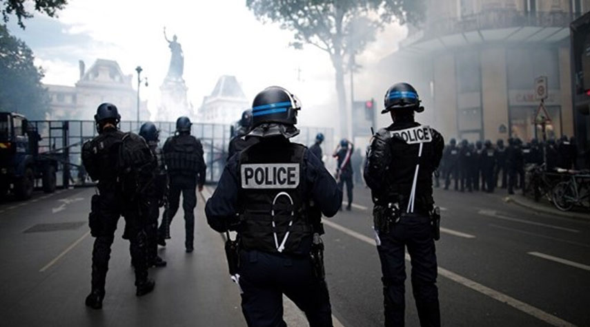 شرطة باريس تستخدم الغاز المسيل للدموع في احتجاج ضد عنف الشرطة