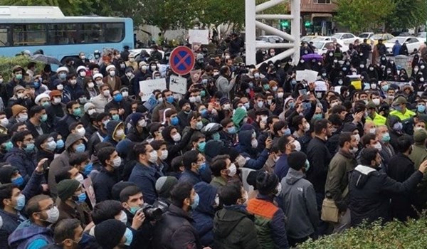 تجمع طلابي أمام البرلمان الإيراني مطالبة بالإنتقام لاغتيال العالم النووي
