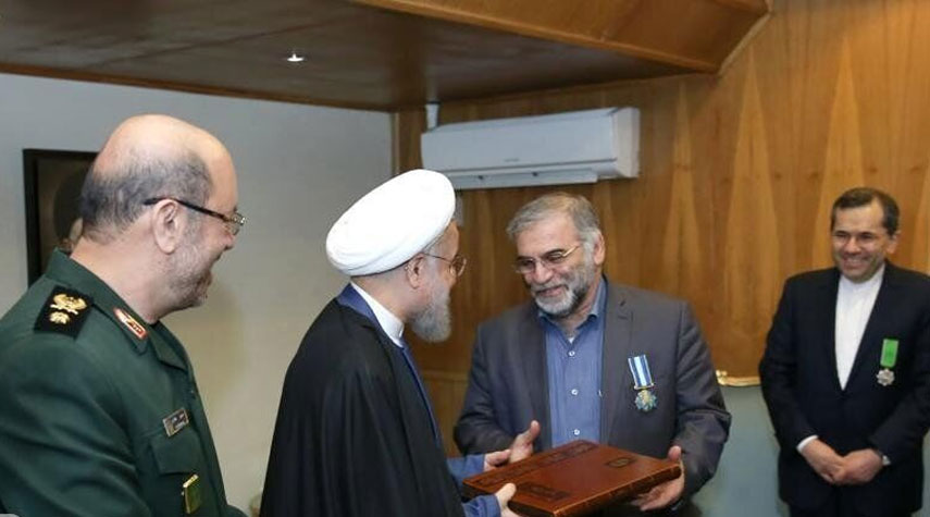تقرير: روحاني كان قد منح الشهيد فخري زادة وساماً لدوره في الاتفاق النووي