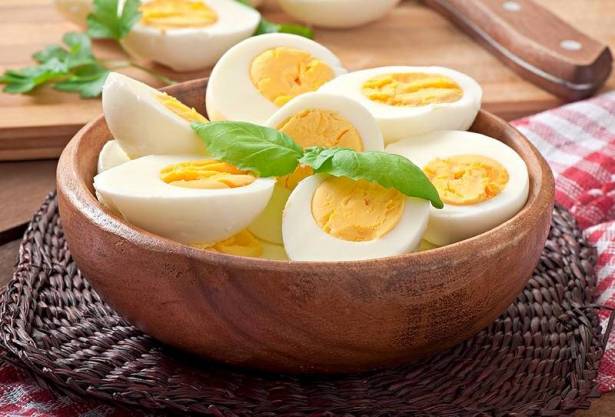 هل تعلم ماذا يحصل للجسم عند تناول البيض يوميا؟