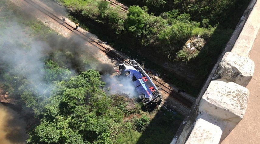  البرازيل... عشرات القتلى والجرحى بسقوط حافلة من فوق جسر