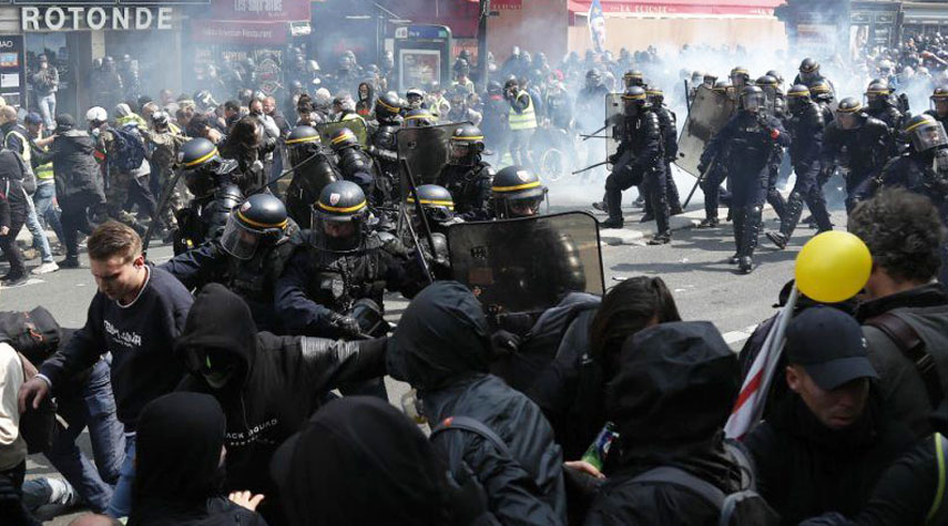 فرنسا... صدامات حادة بين الشرطة ومتظاهرين في العاصمة