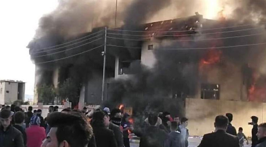 العراق.. السليمانية تشهد عمليات حرق لمقرات الأحزاب الكردية