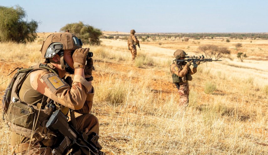 فرنسا تدرس سحب قواتها العسكرية من الساحل الافريقي