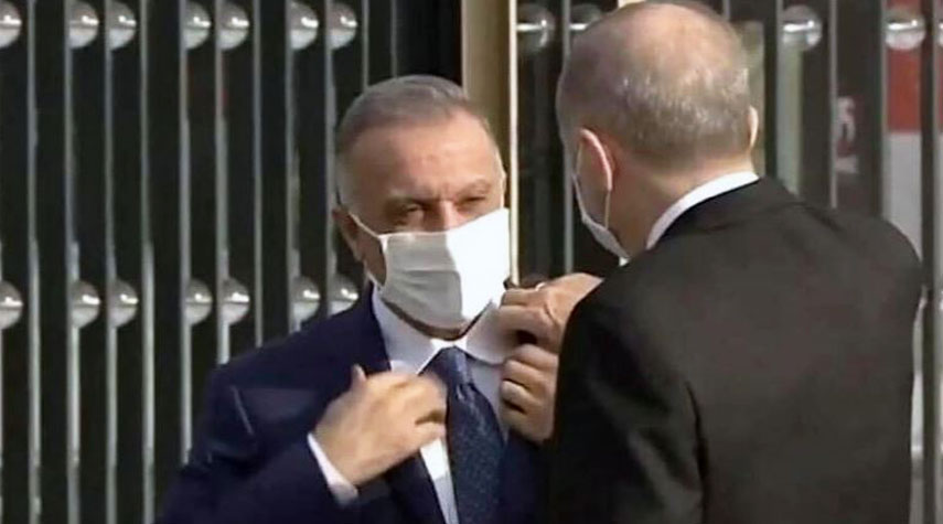 الكاظمي يعلق على لقطة تعديل قميصه من الرئيس التركي