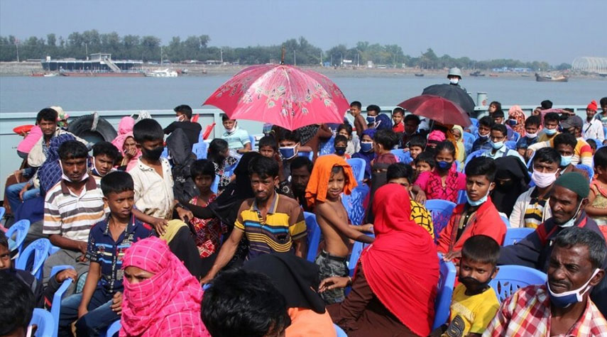 بالصور... بنغلادش تنقل 1600 لاجئ من مسلمي الروهينغا إلى "جزيرة الكوارث"
