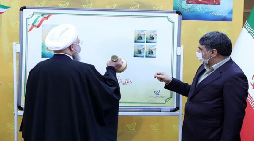 الرئيس روحاني يزيح الستار عن الطابع التذكاري للشهيد سليماني