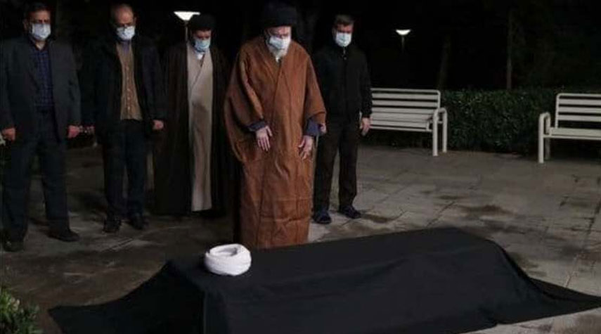 قائد الثورة الاسلامية يقيم الصلاة على جثمان آية الله مصباح يزدي