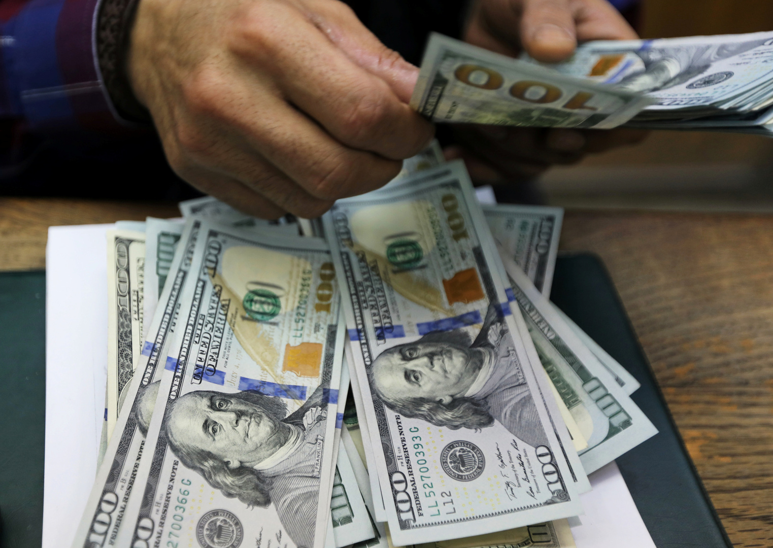 الدولار ينخفض أمام الدينار في الأسواق العراقية