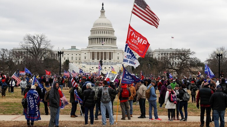 محتجون مؤيدون لترامب يخترقون الحواجز الأمنية لمبنى الكونغرس