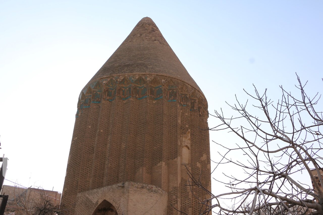 صور من إيران.. برج علاء الدولة التاريخي في مدينة ورامين