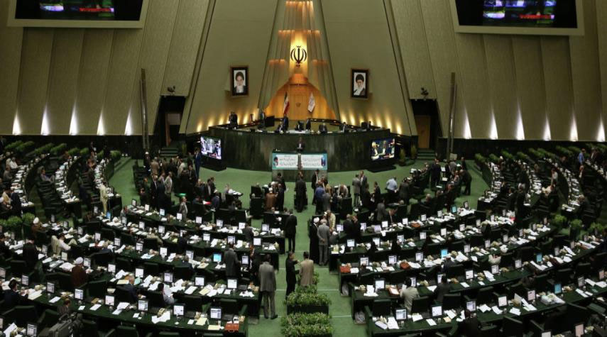 برلمانيون إيرانيون يشيدون برفع تخصيب اليورانيوم بنسبة 20 بالمئة