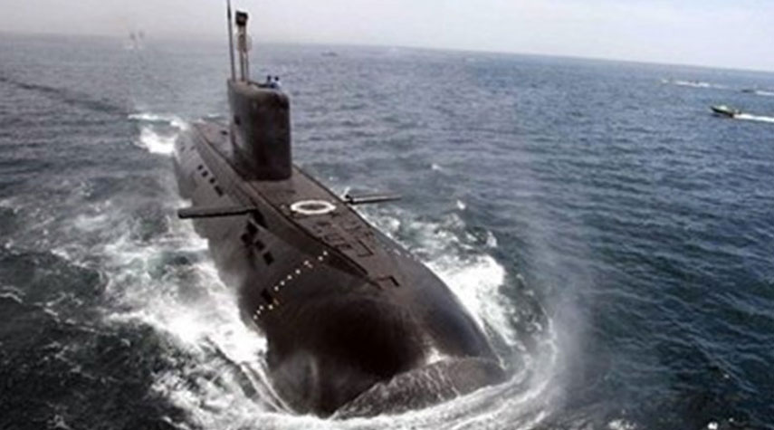 إطلاق طوربيد من غواصة "فاتح" في المناورات البحرية الايرانية لأول مرة