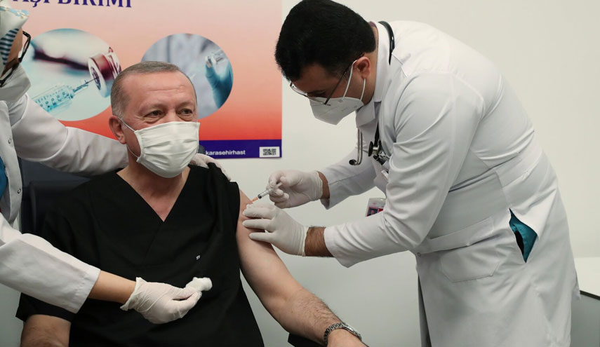 تركيا تبدأ التطعيم ضد كورونا وأردوغان يتلقى اللقاح