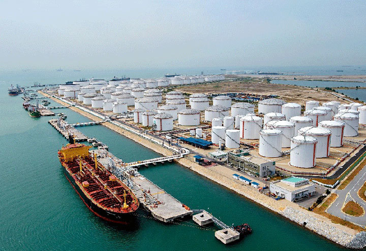 إيران تعتزم تطوير القطاع البحري في محطة جاسك لتصدير النفط
