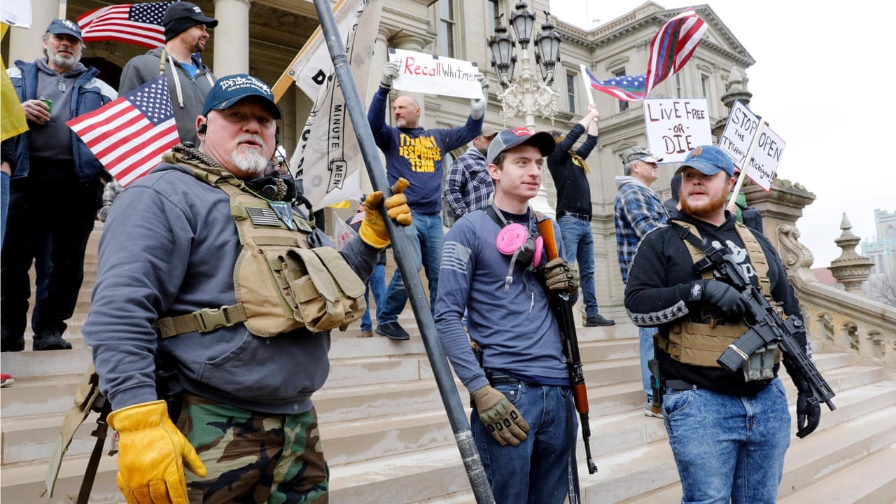 احتجاجات مسلحة امام الكونغرس في ميشيغان الامريكية