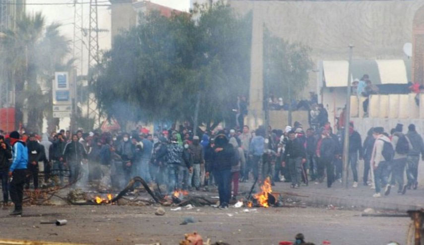 تونس تشهد مظاهرات غاضبة وانتشار للجيش في الشوارع