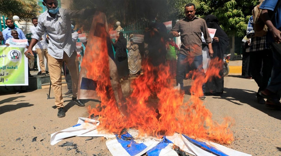 بالصور.. متظاهرون سودانيون يحرقون العلم الإسرائيلي احتجاجًا على اتفاق التطبيع