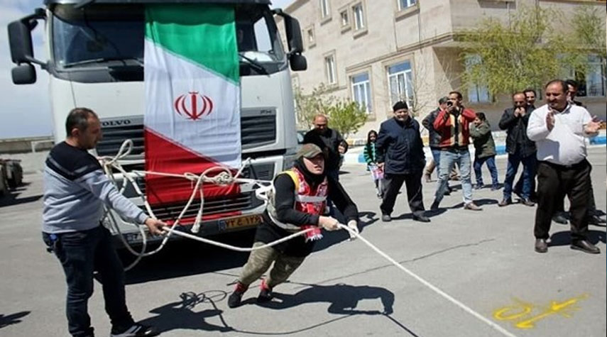 "المرأة الحديدية الايرانية" تسحب شاحنة بزنة 12 طناً