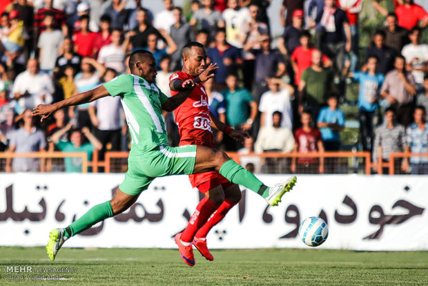 بالصور من ايران... منافسات الدوري الممتاز لكرة القدم في مدينة تبريز