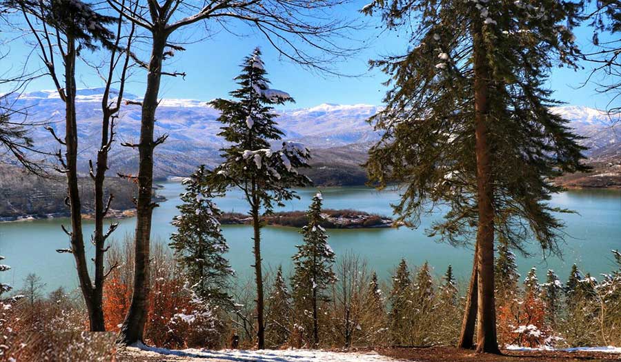 الجمال الشتوي.. صور من طبيعة بحيرة وسد "لفور"