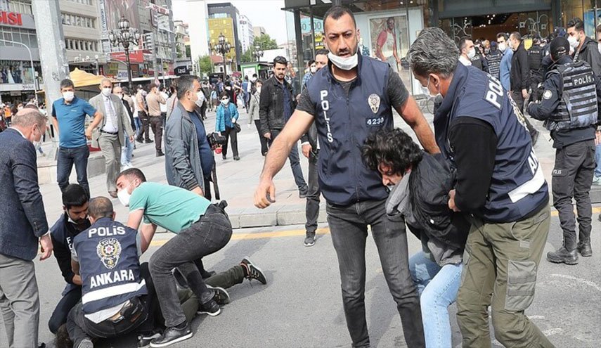 احتجاجات في تركيا والشرطة تعتقل العشرات