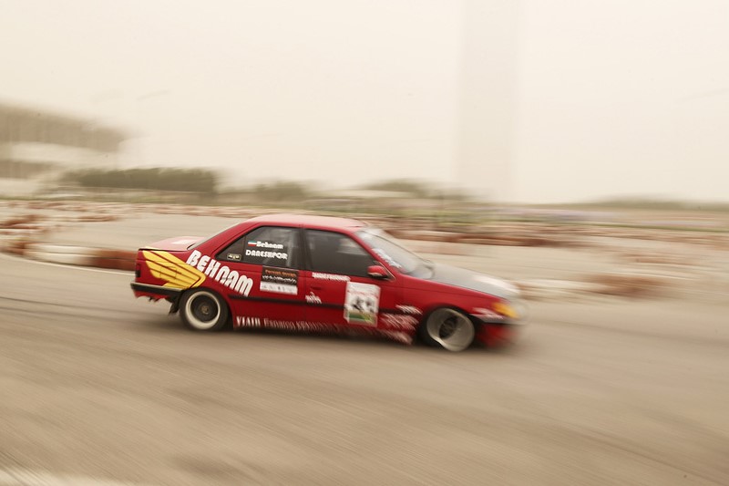 بالصور من إيران... انطلاق مسابقات اسلالوم لسباق السيارات في مدينة اهواز