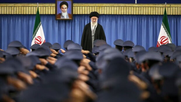 قائد الثورة الاسلامية يستقبل حشدا من قادة وكوادر القوة الجوية