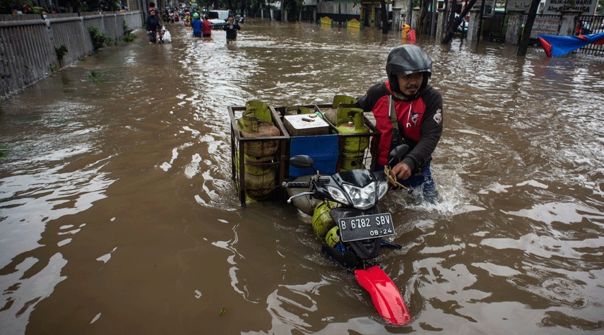 بالصور... فيضانات تجتاح "جاكرتا" ونزوح المئات من منازلهم