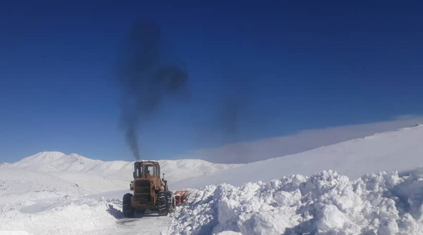 بالصور من ايران... إعادة فتح الطرق المغلقة بسبب تساقط الثلوج في مهاباد