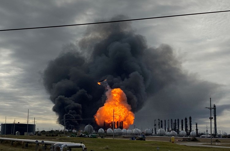 امريكا : انفجار ضخم وحريق في منطقة كاميرون بتكساس