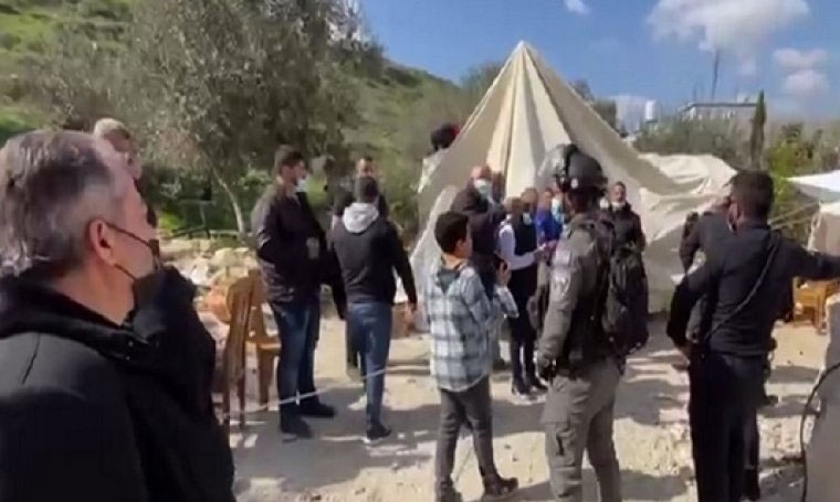 قوات الاحتلال تداهم خيمة أقامتها عائلة فلسطينية شرقي القدس المحتلة