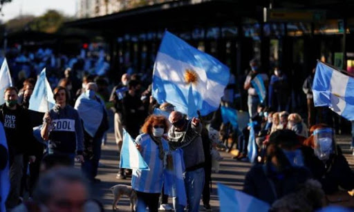 الأرجنتين... احتجاجات على التمييز في توزيع لقاحات كورونا