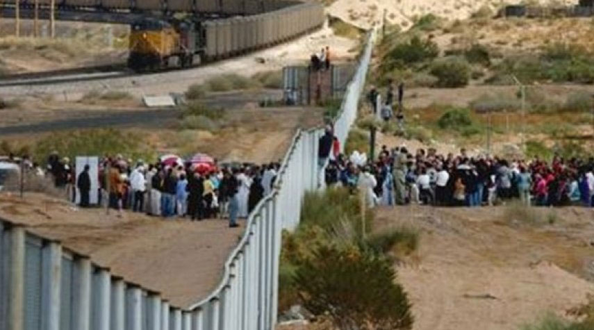 امريكا تحتجز الاف المهاجرين على الحدود مع المكسيك