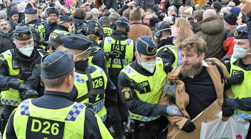 شرطة السويد تفرق محتجين في ستوكهولم