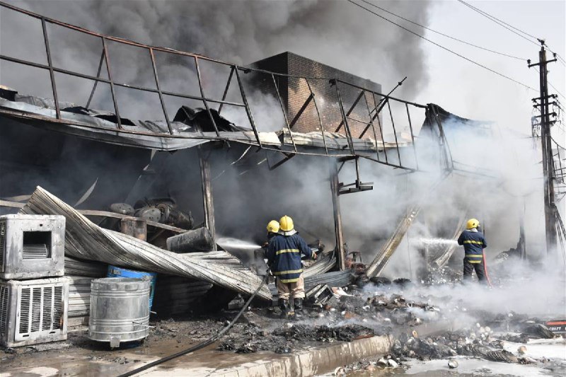 العراق.. حريق كبير يلتهم سوقا تجاريا في بغداد + صور