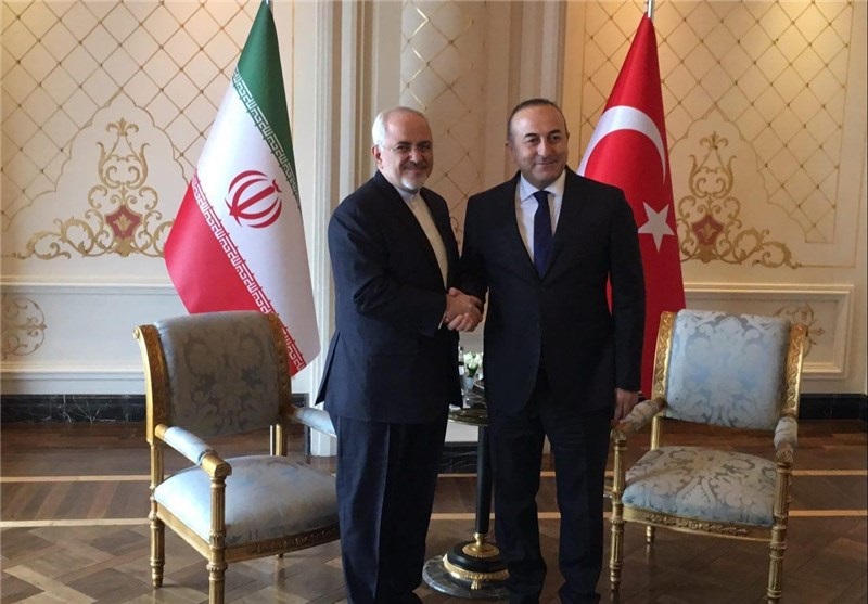 ظريف واوغلو يبحثان تعزيز العلاقات بين ايران وتركيا