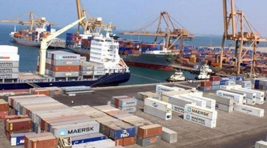 طيران تحالف العدوان على اليمن يصيب ميناء للحبوب