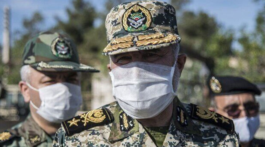 قائد القوة البرية الايرانية يتفقد الوحدات المنتشرة على الحدود الشمالية الغربية