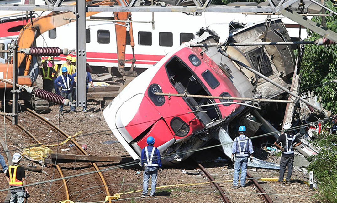 تايوان: عشرات القتلى في حادث قطار + صور
