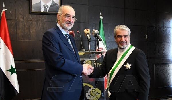 سوريا تمنح السفير الايراني وسام الاستحقاق من الدرجة الممتازة