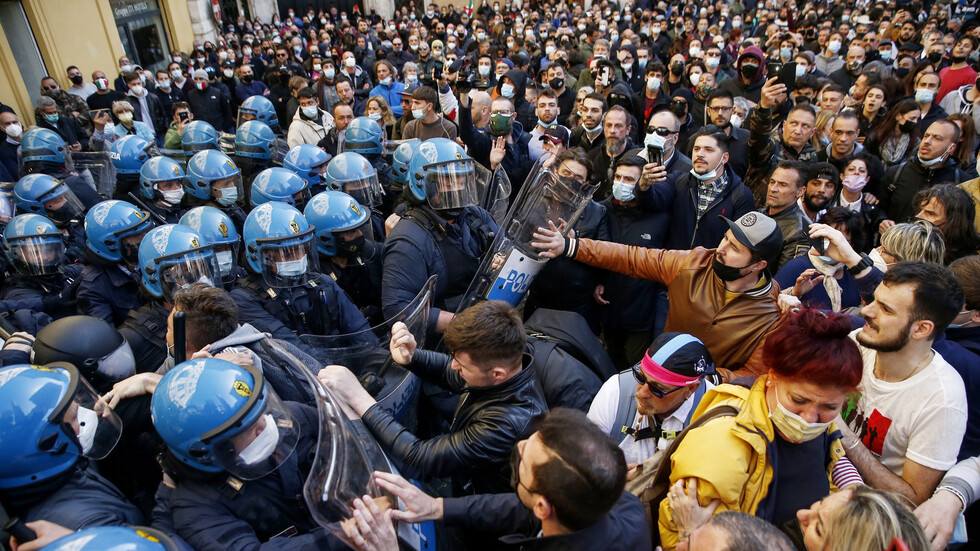 ايطاليا... اشتباكات مع الشرطة احتجاجا على الإغلاق