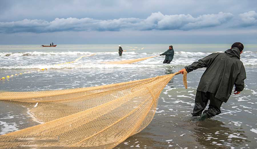 صور.. إنتهاء موسم صيد الأسماك في بحر قزوين