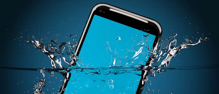 إذا وقع هاتفك الذكي بالماء... فماهي الطرق السليمة لتجفيفه؟